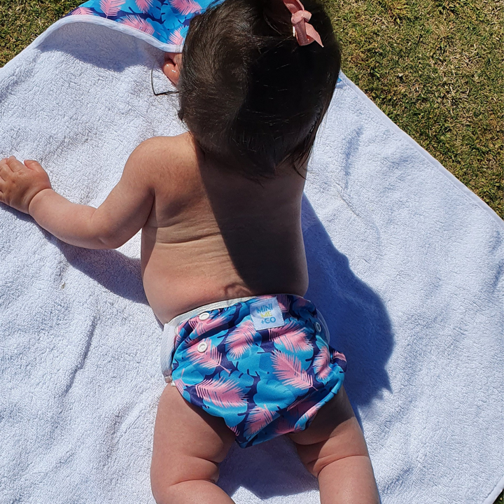 Adjustable Feather Swim Nappy: Reusable swim nappy with an elegant feather pattern, suitable for newborns and toddlers weighing 4.5kg to 13.5kg.