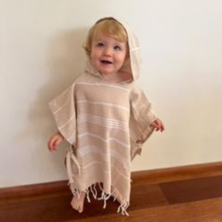 Personalized Kids Poncho Towel: Customizable hooded poncho towel for children, showcasing elegant script name personalization in white on soft organic cotton fabric.